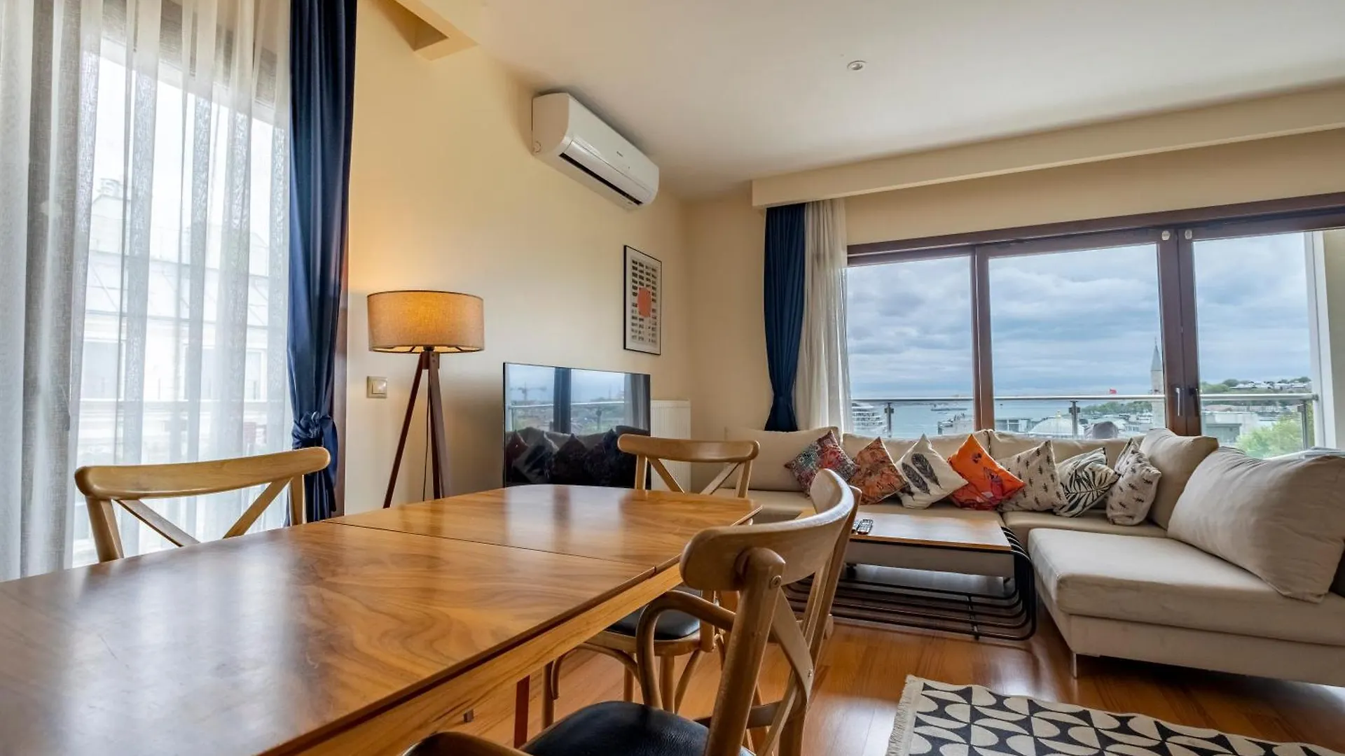 Bosphorus View - Central Location - 3 Bedrooms - 2 Bathrooms اسطنبول شقة
