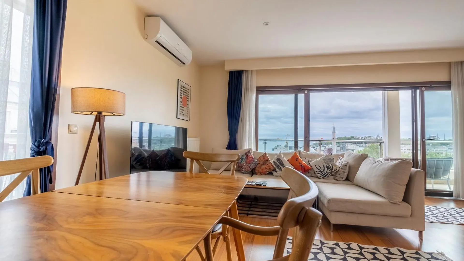 Bosphorus View - Central Location - 3 Bedrooms - 2 Bathrooms اسطنبول 0*,