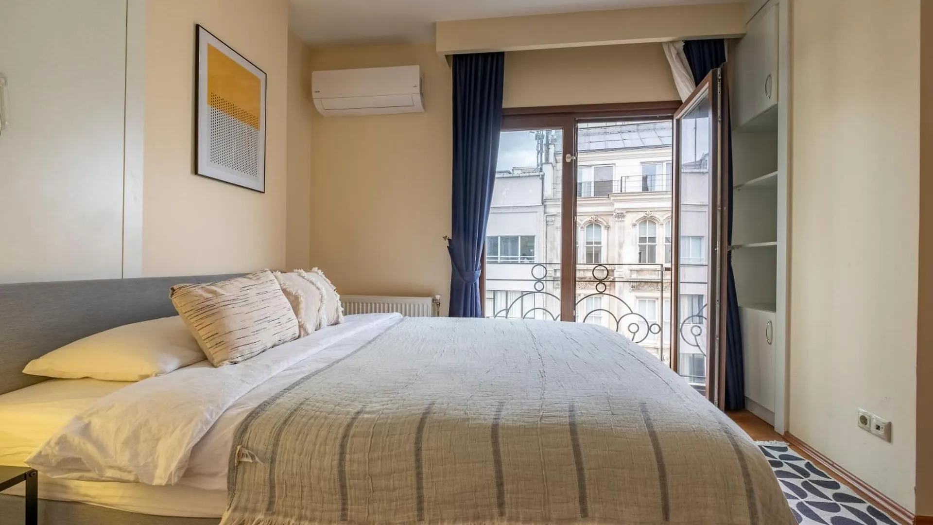 Bosphorus View - Central Location - 3 Bedrooms - 2 Bathrooms اسطنبول شقة